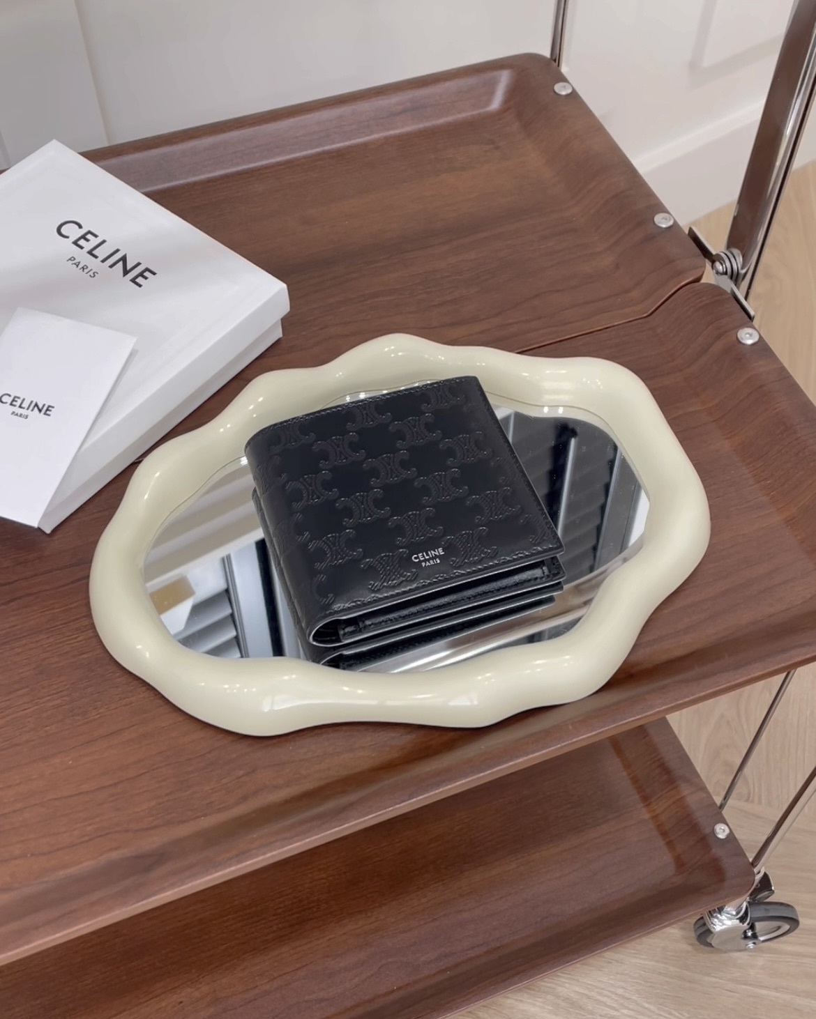 CELINE｜凱旋門壓花內零錢袋雙折短夾 黑色