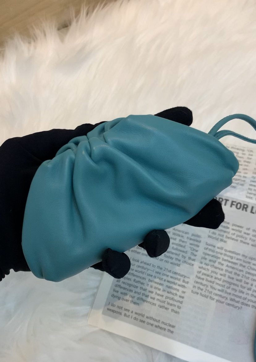 [二手] Bottega Veneta BV THE POUCH 牛皮 手提包 水綠色