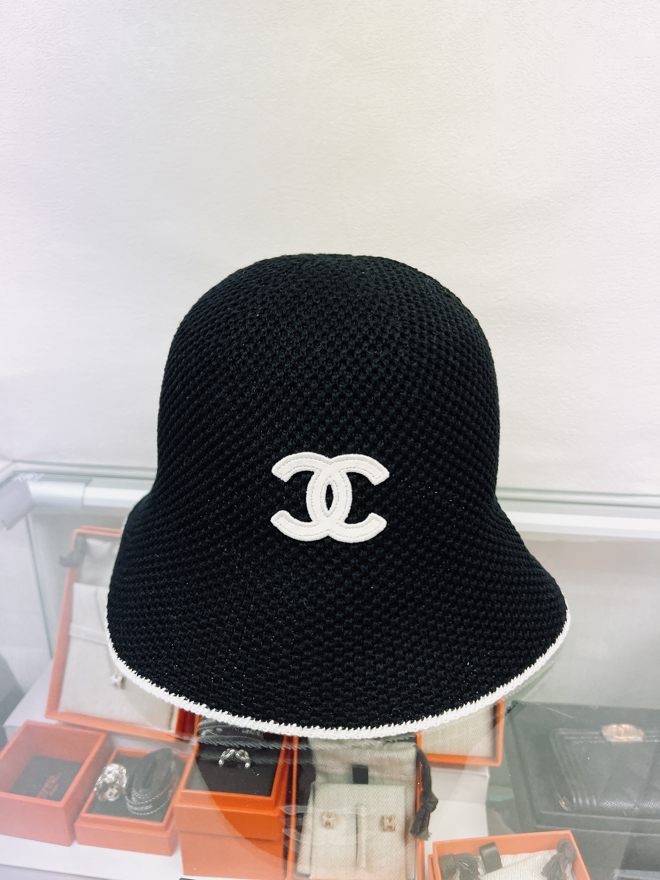 *Unused* Chanel bucket hat black/white