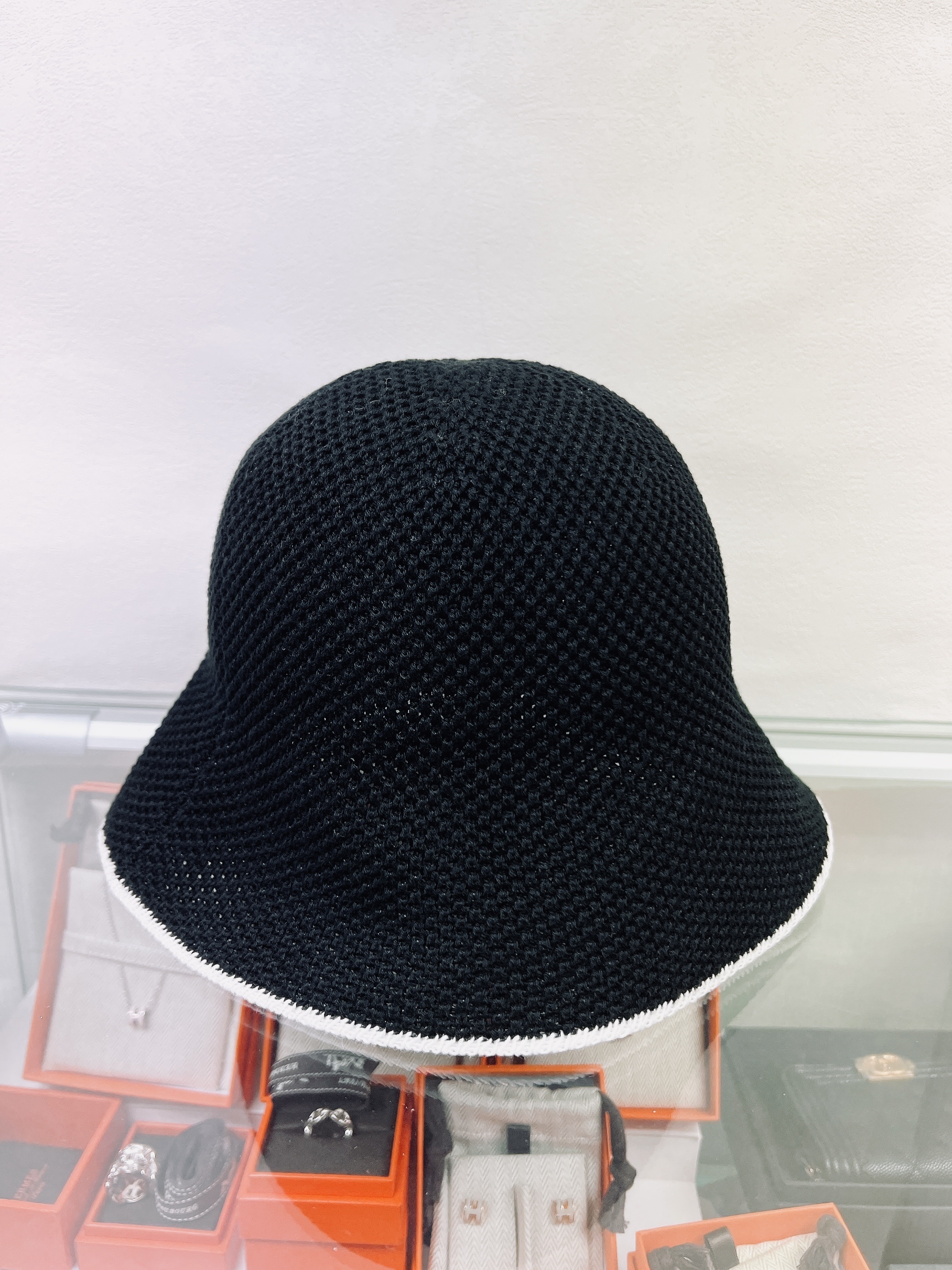 *Unused* Chanel bucket hat black/white