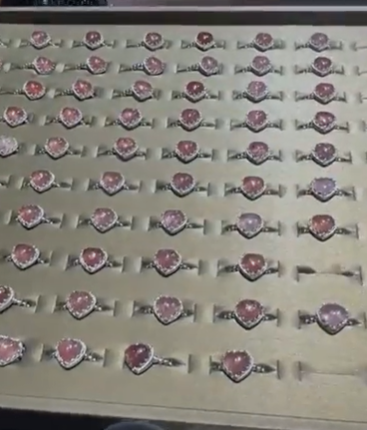 250809 - C91 紅草莓愛心幼邊半銀開口戒指（盤裝）