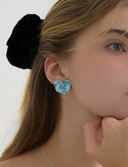 漸層藍色花朵滴釉。夾式耳環
