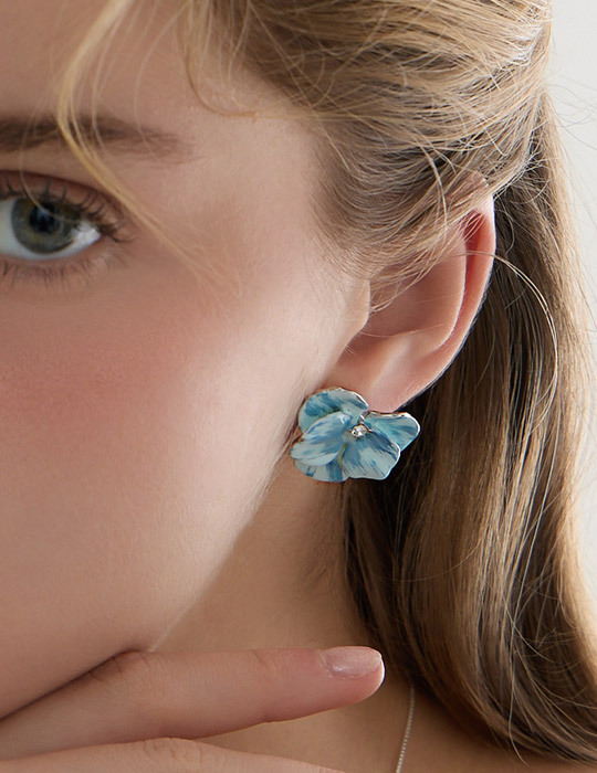 漸層藍色花朵滴釉。夾式耳環