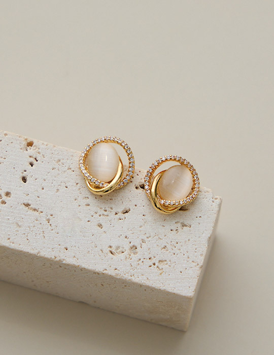 輕奢閃耀交錯貓眼。針式耳環