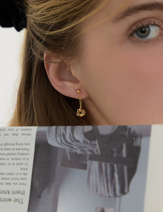 金屬纏繞球球。針式耳環(金)