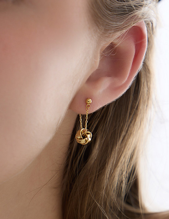 金屬纏繞球球。針式耳環(金)