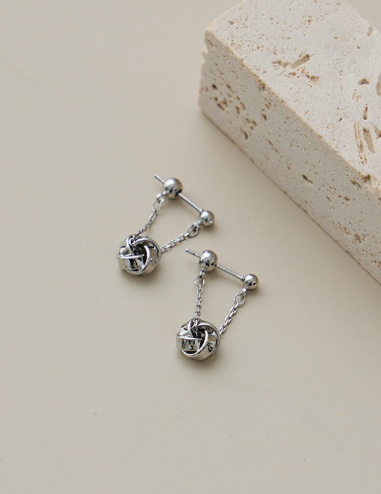 金屬纏繞球球。針式耳環(銀)