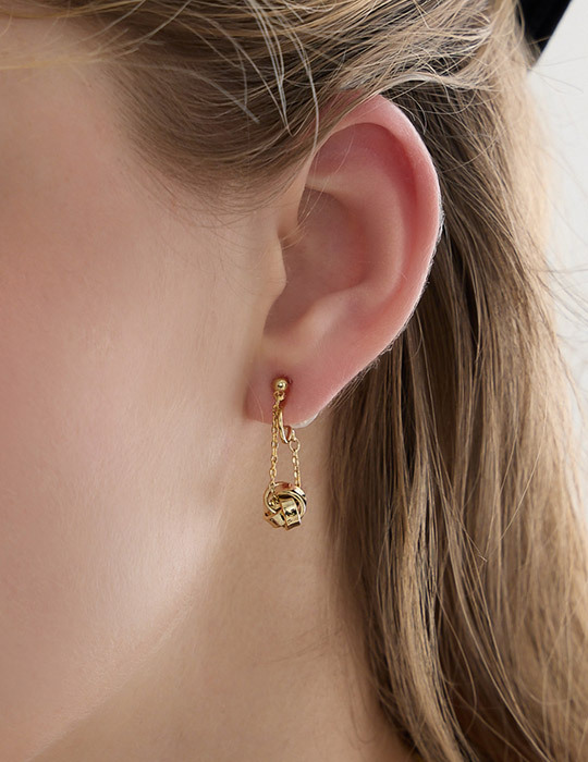 金屬纏繞球球。夾式耳環(金)