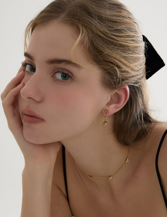 金屬纏繞球球。夾式耳環(金)