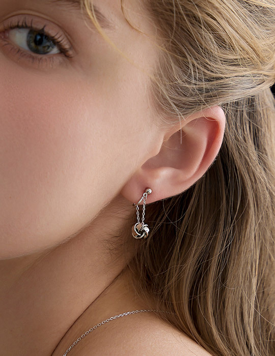 金屬纏繞球球。夾式耳環(銀)