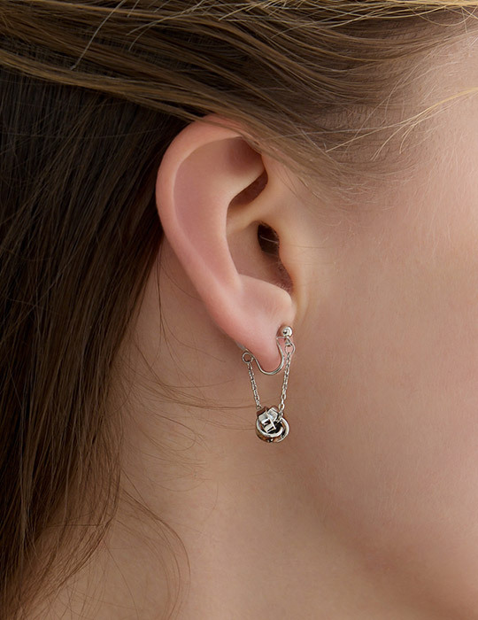 金屬纏繞球球。夾式耳環(銀)