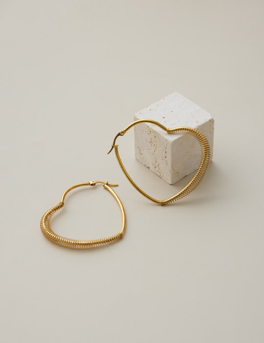 【鈦鋼】派對愛心大圈圈。針式耳環(金)