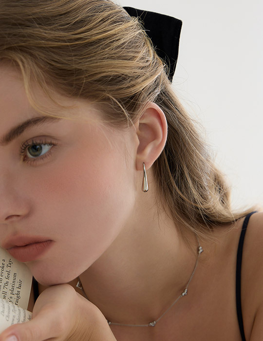 【鈦鋼】垂掛線型水滴。針式耳環(銀)