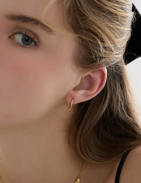 【鈦鋼】垂掛線型小水滴。針式耳環(金)