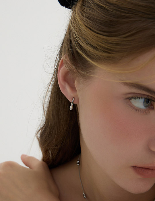 【鈦鋼】垂掛線型小水滴。針式耳環(銀)