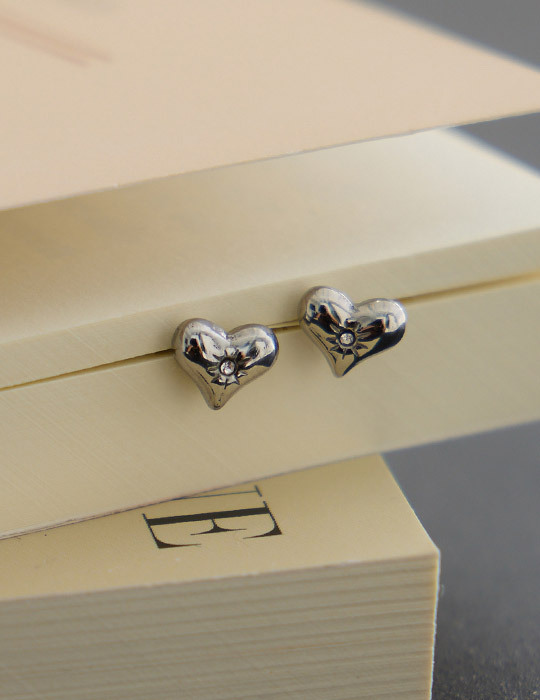 【鈦鋼】光芒閃耀愛心鋯石。針式耳環