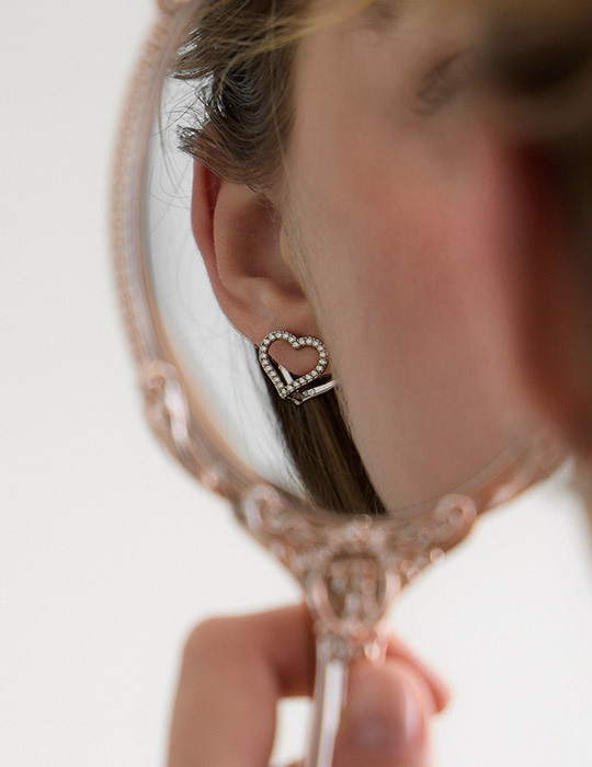 【鈦鋼】派對愛心滿鑽線條。針式耳環(銀)