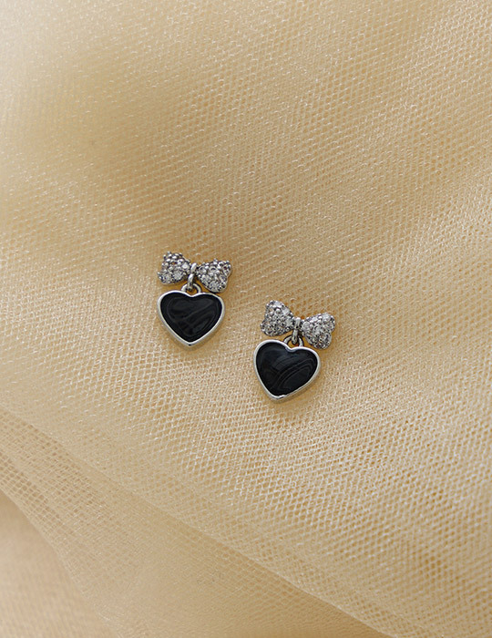 滿鑽蝴蝶結愛心。針式耳環