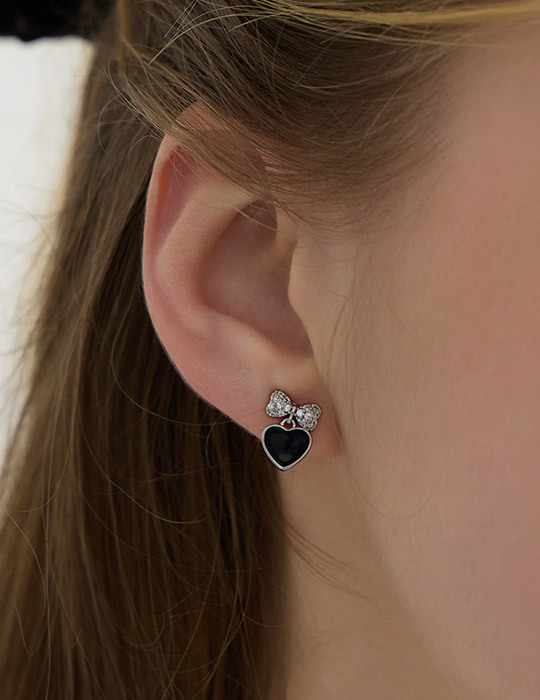 滿鑽蝴蝶結愛心。針式耳環