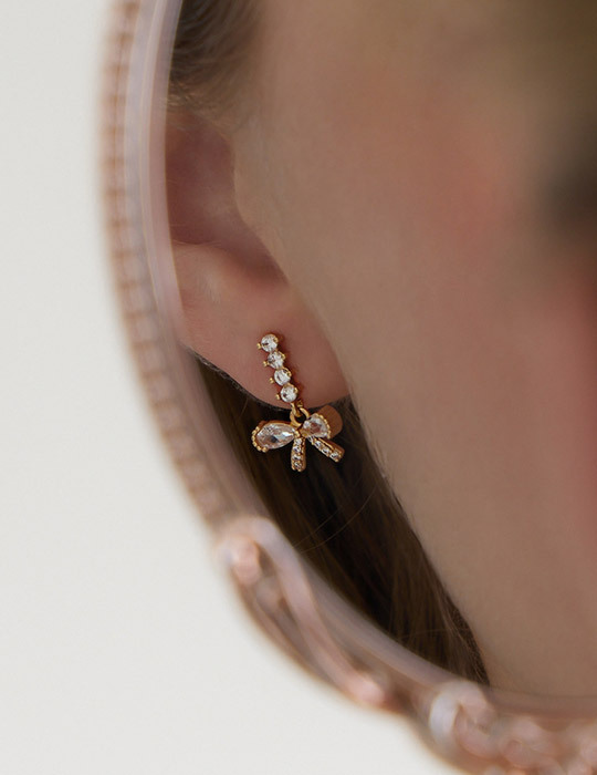 造型閃鑽蝴蝶結。針式耳環