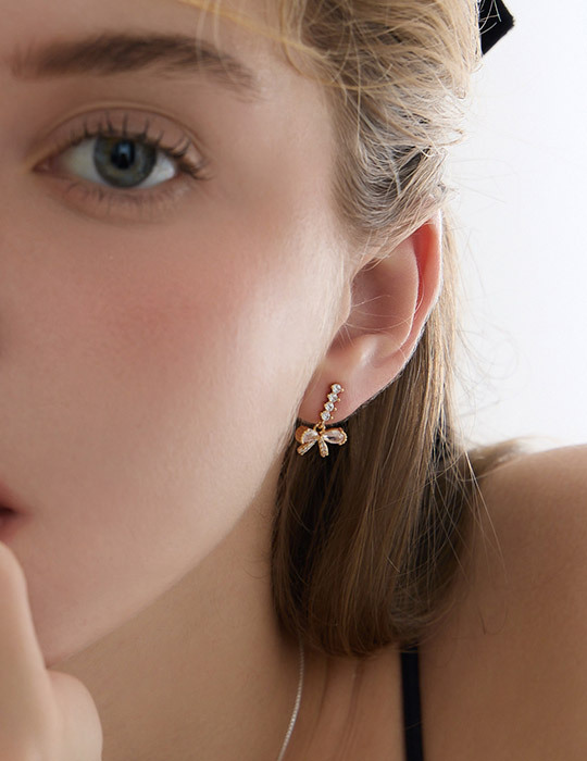 造型閃鑽蝴蝶結。針式耳環