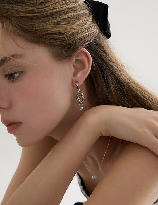 不規則簍空。針式耳環