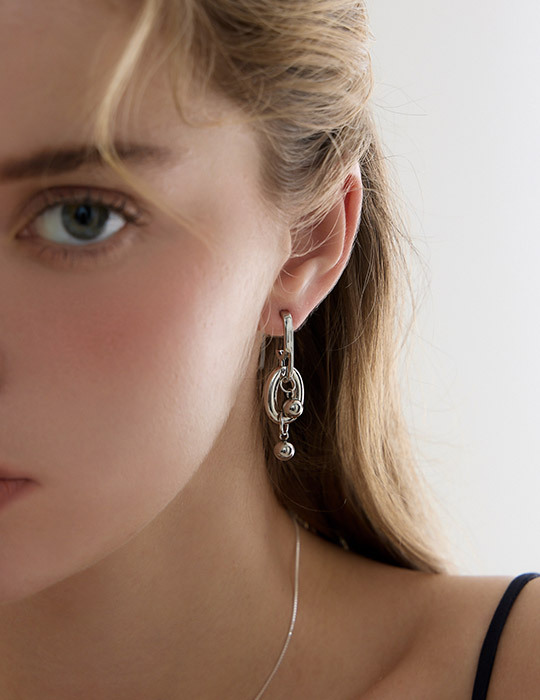 不規則簍空。針式耳環