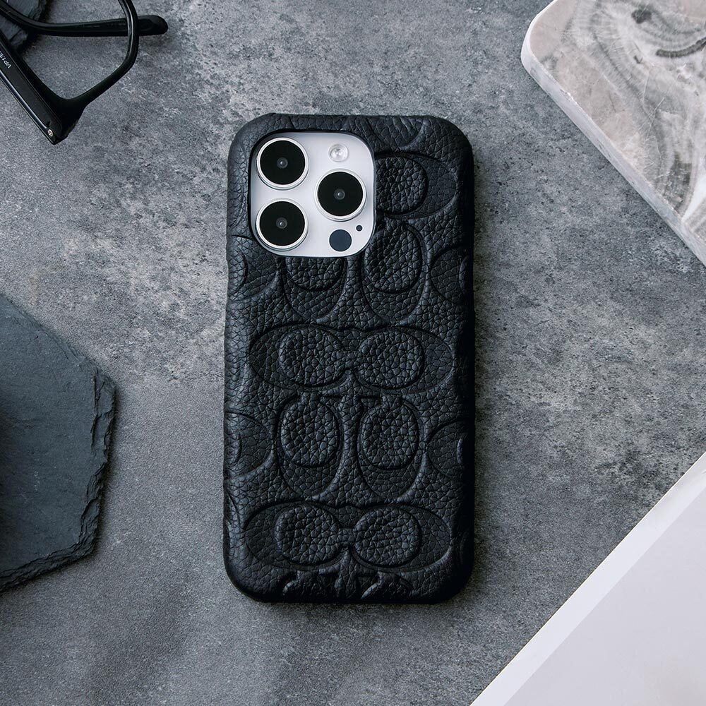 【COACH】iPhone 15系列 真皮手機殼 黑色壓花經典大C