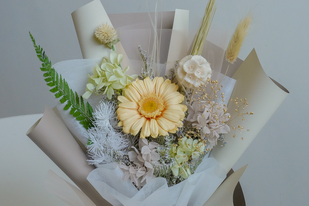 奶茶色向日葵花束推薦,畢業花束台北手拿,畢業花束特寫