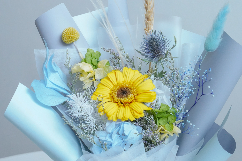 藍色向日葵畢業花束,永生花畢業花束推薦,台北畢業花束哪裡買,藍色向日葵永生花特寫