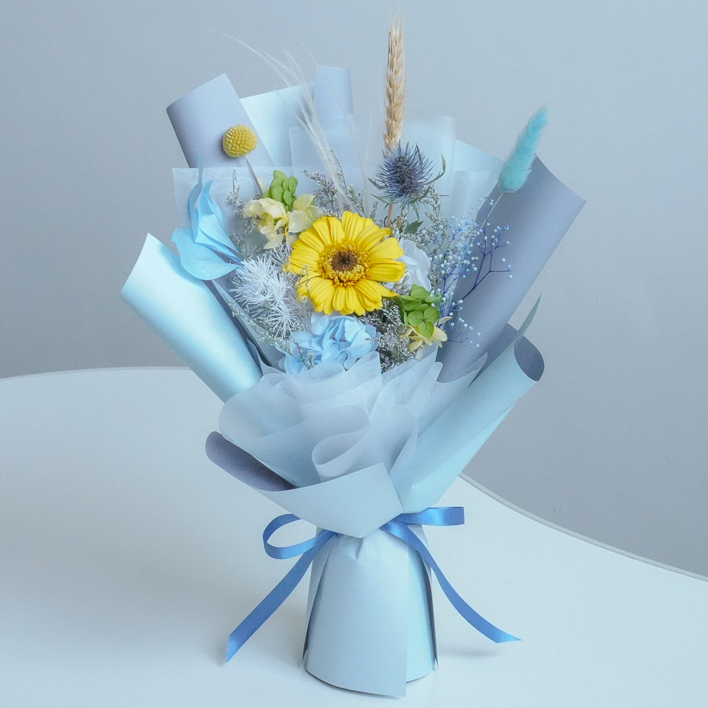 藍色向日葵畢業花束,永生花畢業花束推薦,台北畢業花束哪裡買,藍色向日葵永生花桌子