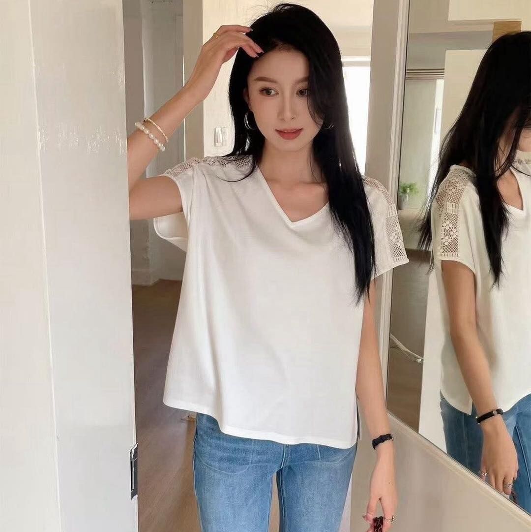 【簡約百搭的涼感蕾絲拼接上衣】（現貨）