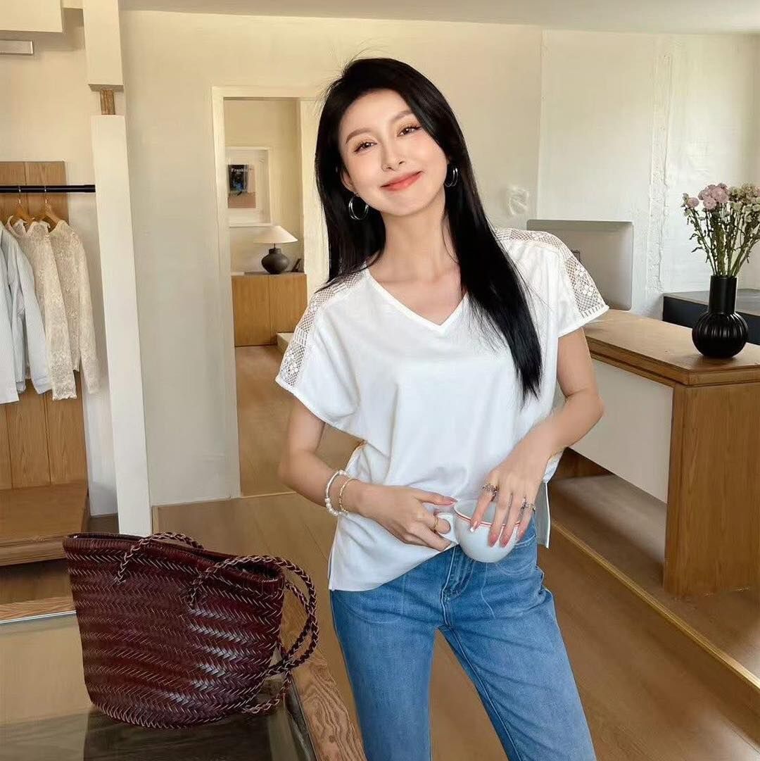 【簡約百搭的涼感蕾絲拼接上衣】（現貨）