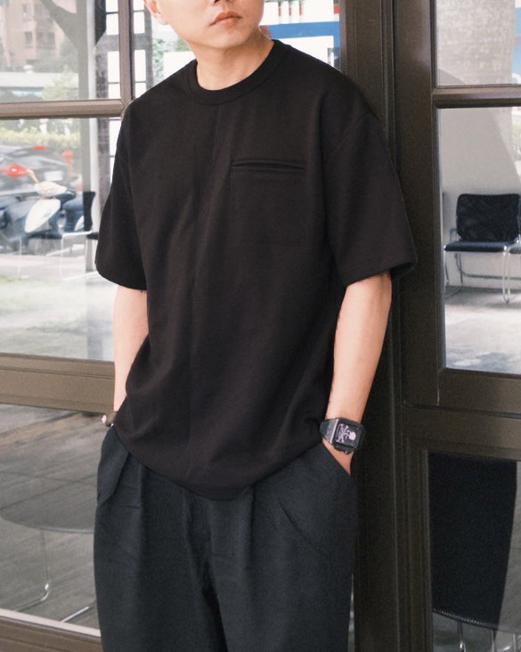 #25108 太空棉胸前口袋落肩短T 黑 男模特實著照