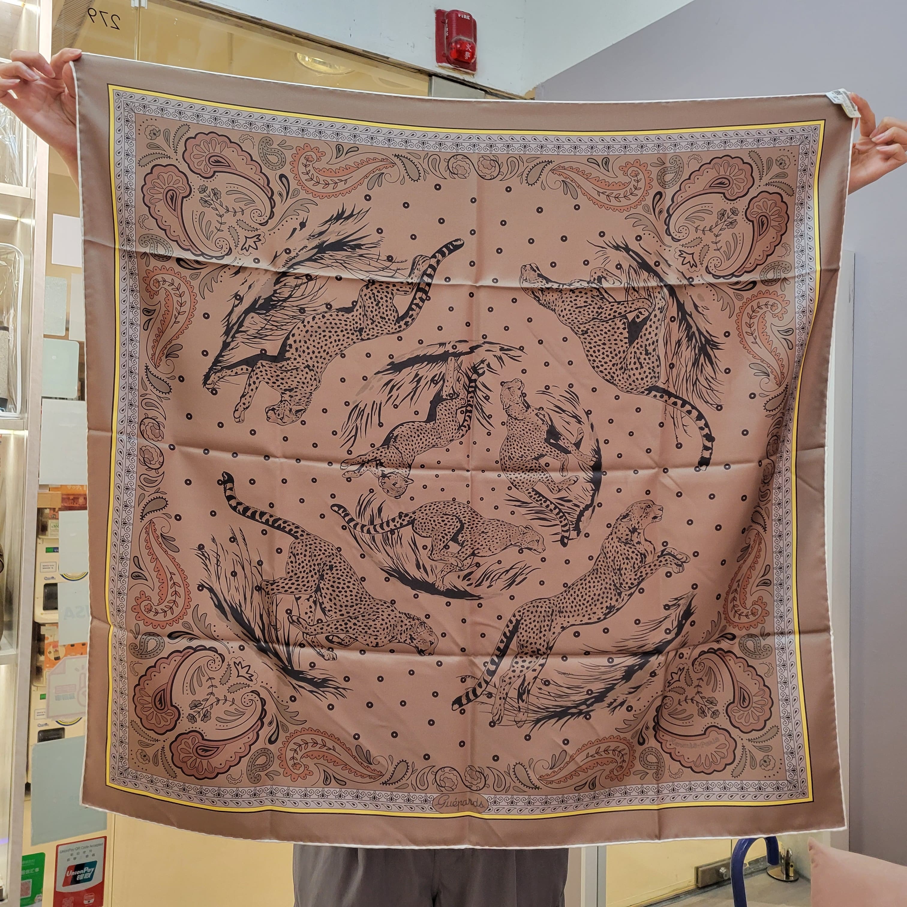 HERMES Guepards Bandana double face scarf 90 gris perle