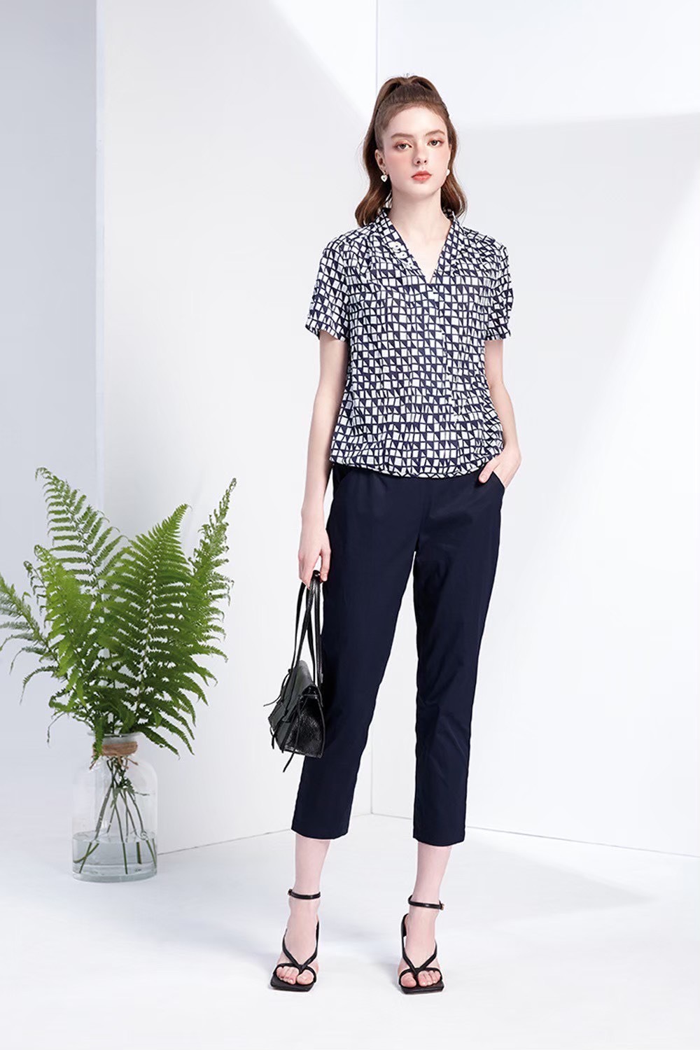 OL韓版時尚藍白幾何印花V領釦子造型修身上衣W6191