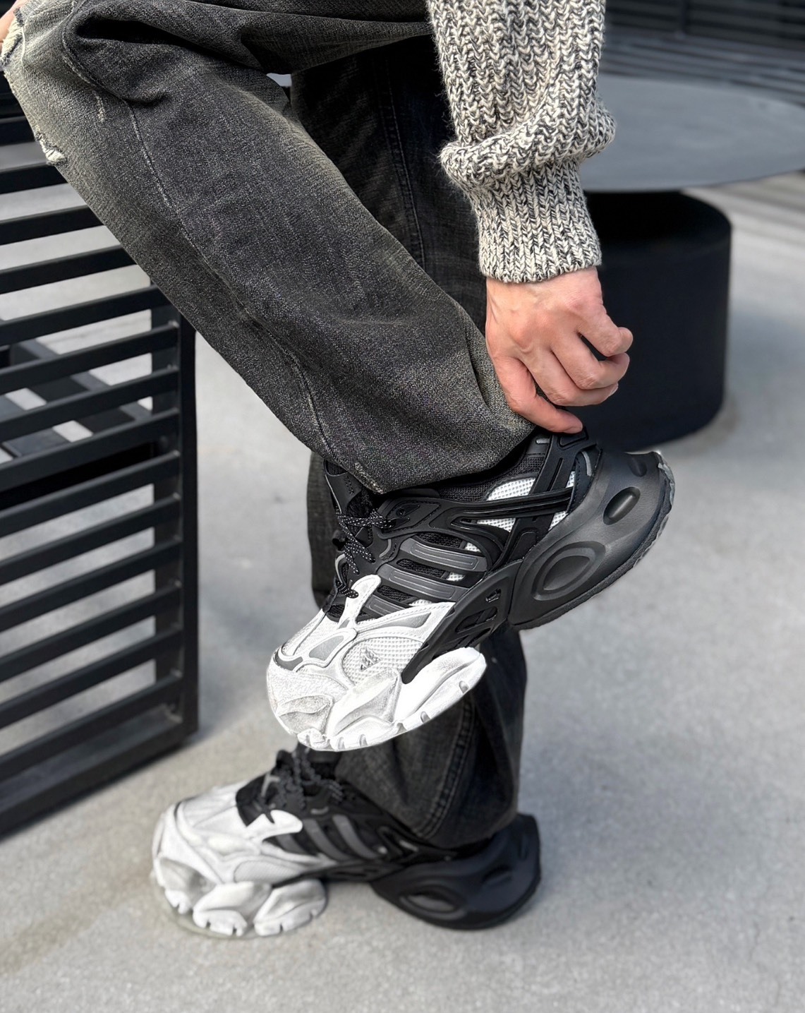 adidas XLG 灰黑跑鞋（男女同款）