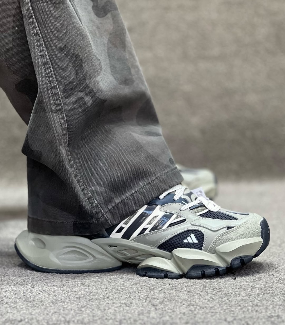 adidas XLG 灰黑輕量跑鞋（男女款）