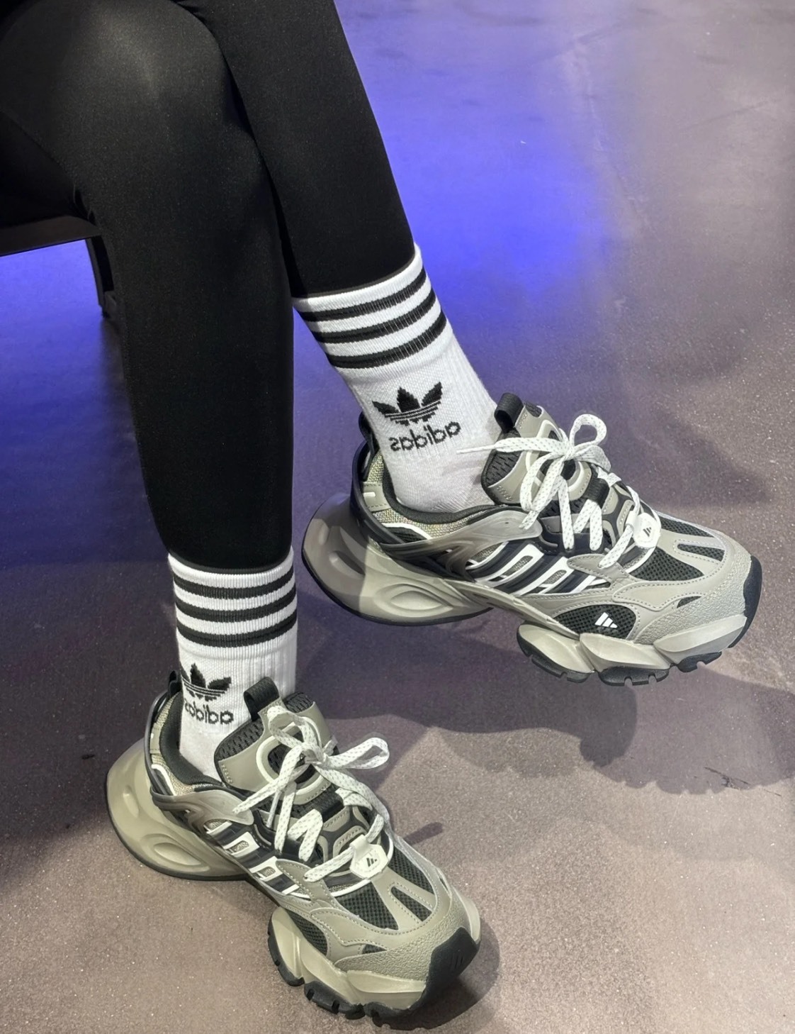 adidas XLG 灰黑輕量跑鞋（男女款）