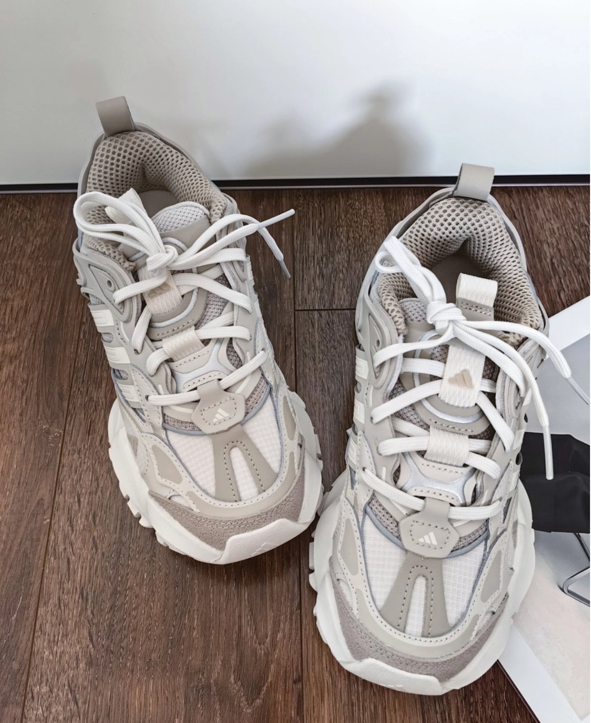 adidas XLG 米色皮革跑鞋（中性款）