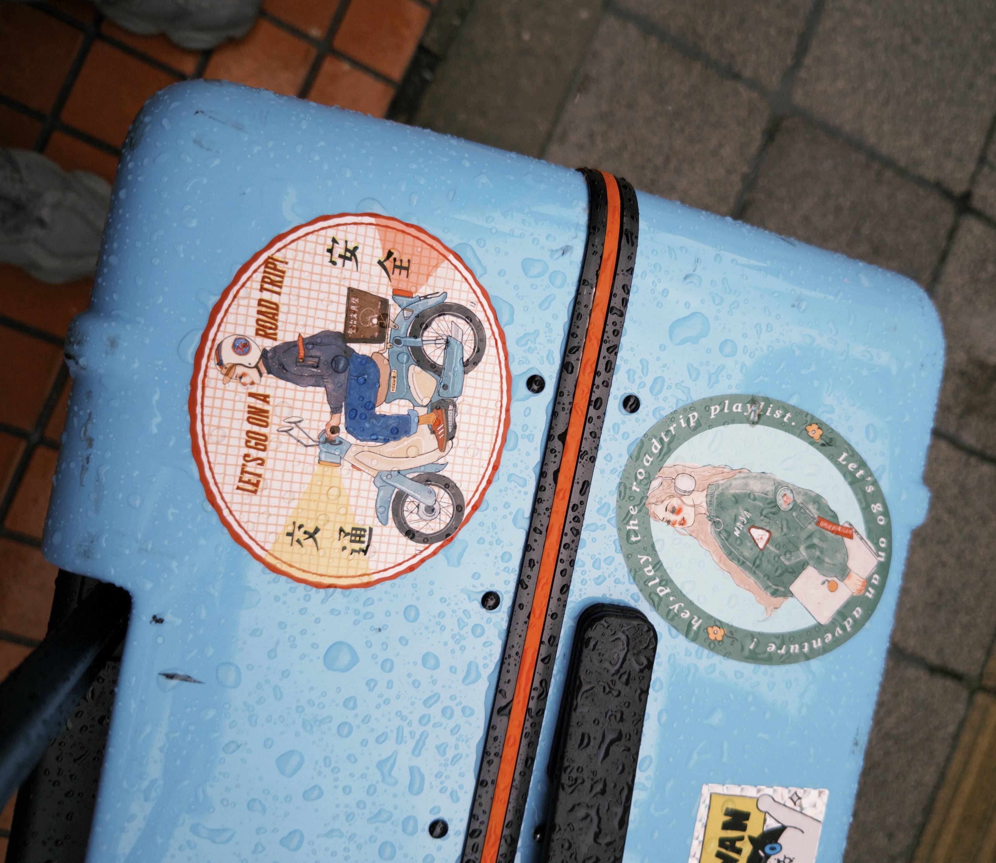 行車安全愛注意 防水貼紙 行李箱貼紙 安全帽貼紙 車貼｜甜蜜生活