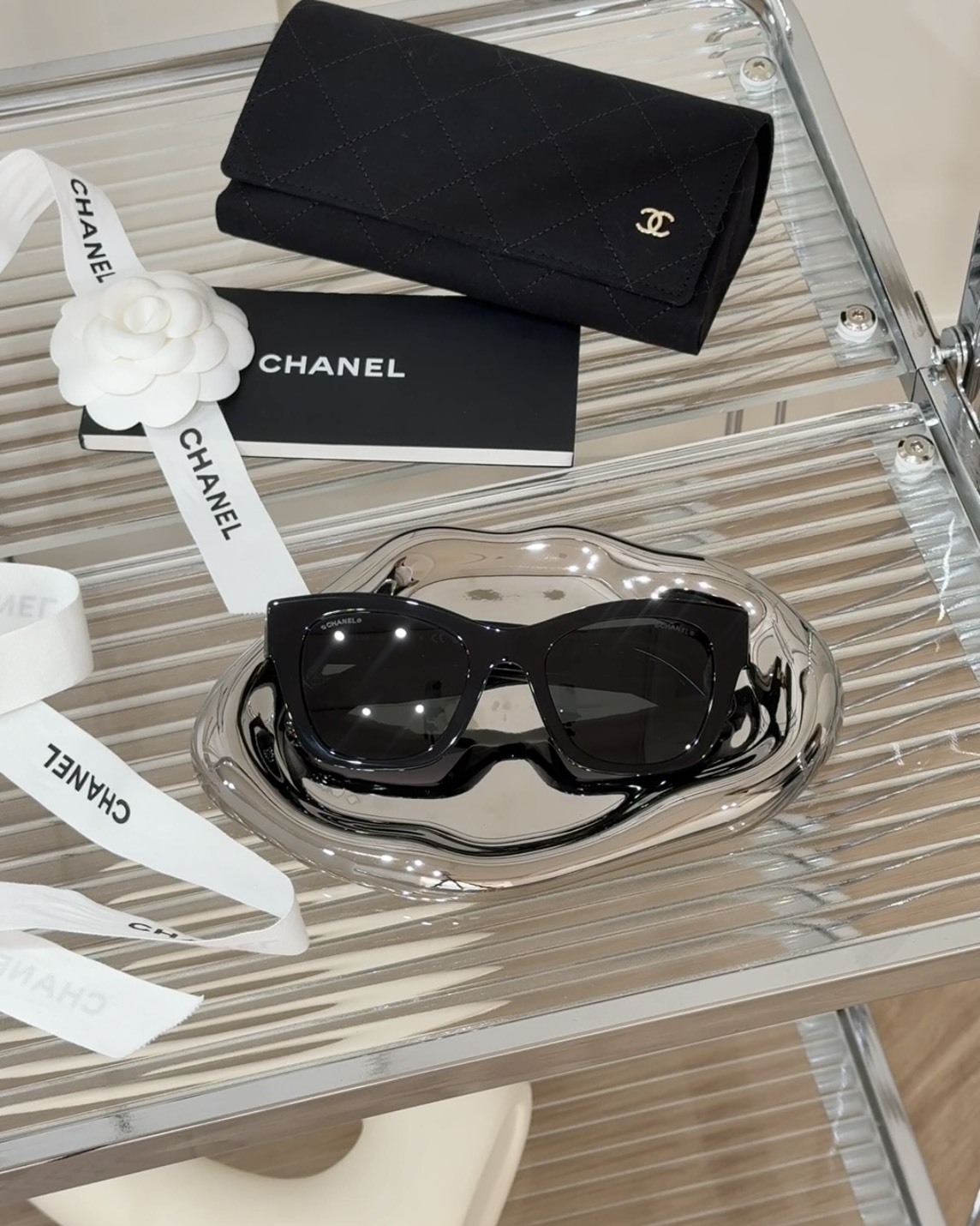 CHANEL｜琺瑯愛心墨鏡 黑色