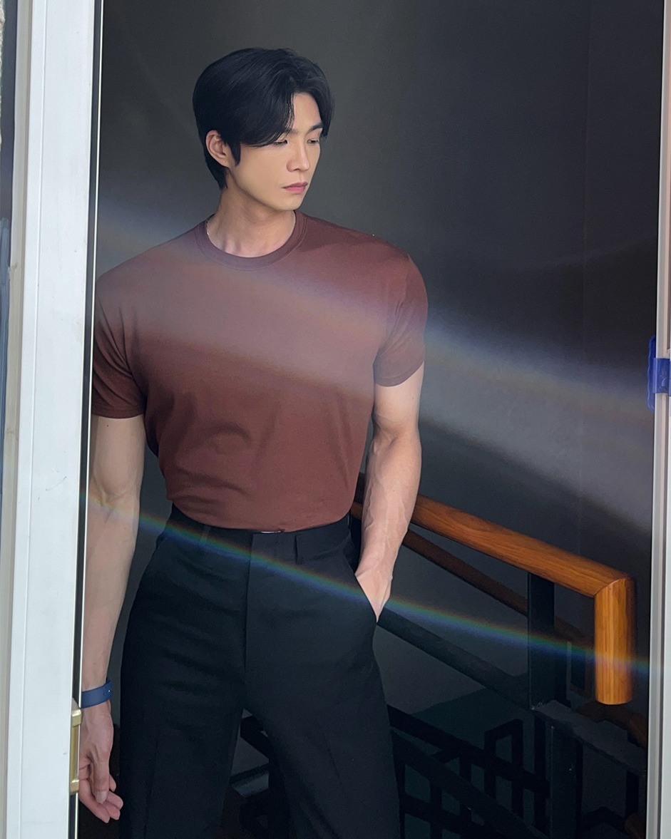 純色肌肉感緊身短袖T卹