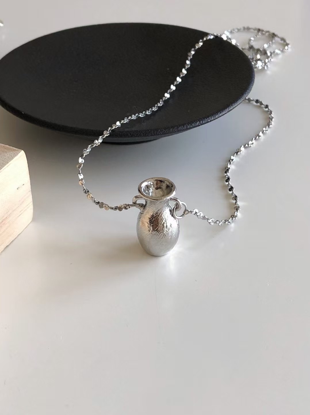 #228DN027 A treasure vase long necklace