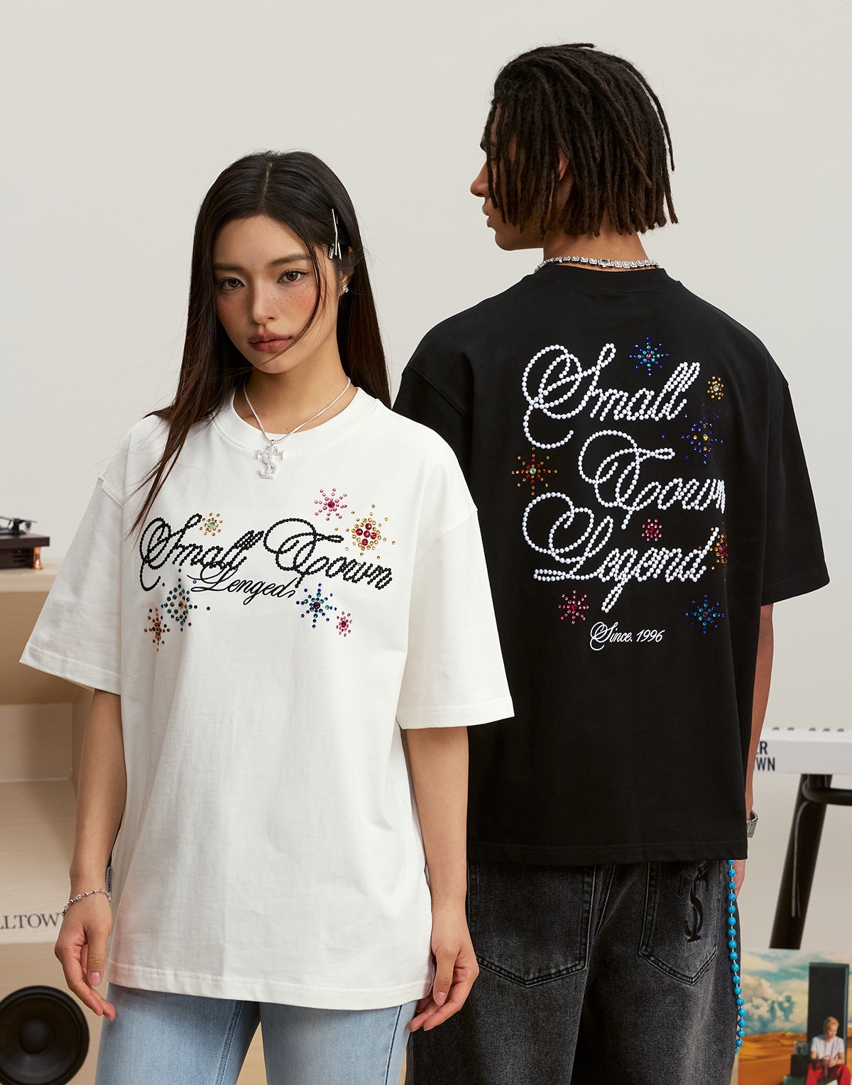 STK SmallTownKid 燙鑽煙花 草寫LOGO 短袖 T