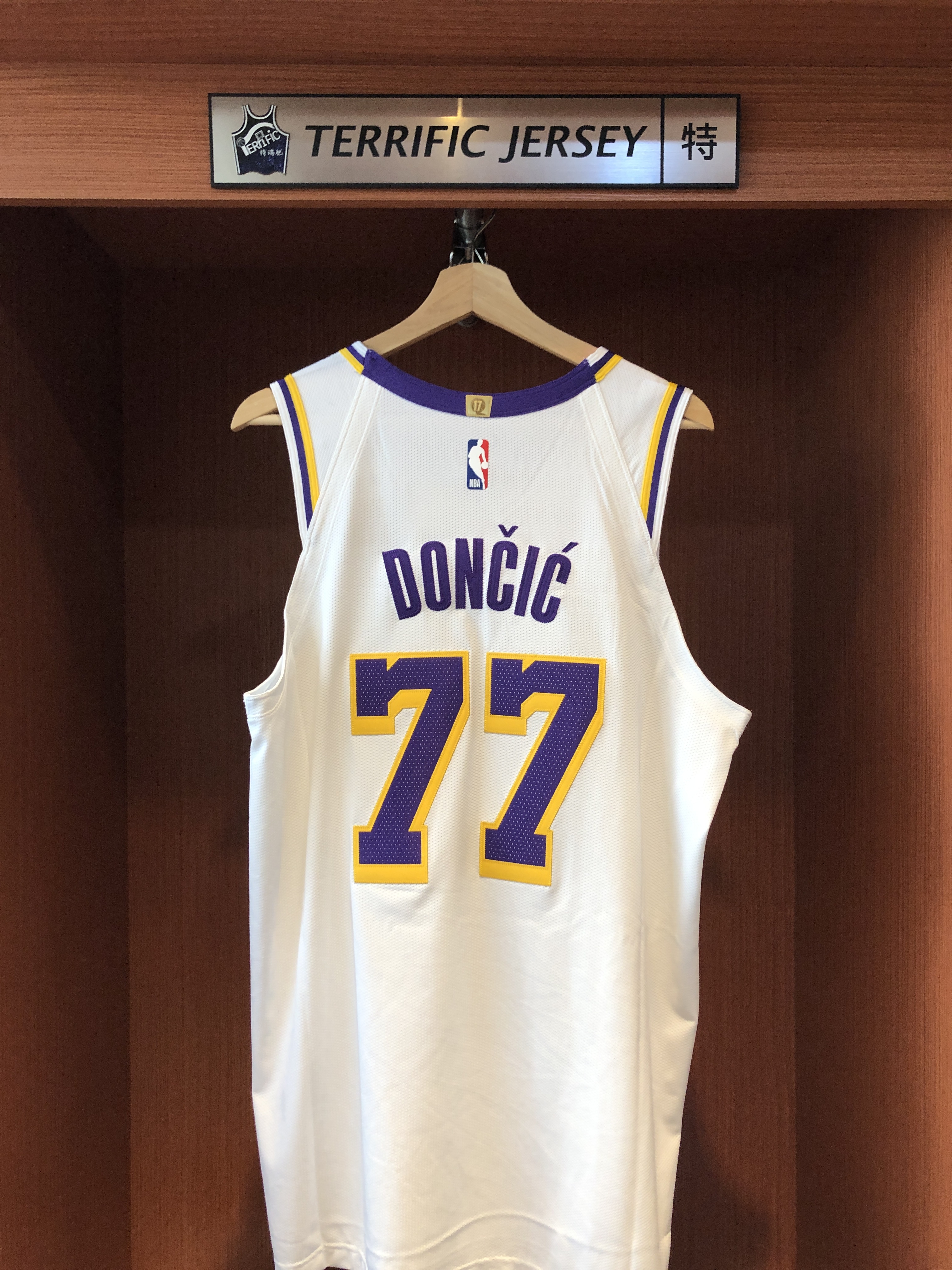 NBA球衣 Luka Doncic 洛杉磯湖人白 Association Nike Authentic 球員版 電繡 含贊助商標 全新