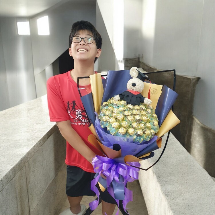 男孩手拿金莎兔子畢業花束,Boy holding a graduation bouquet of Ferrero Rocher bunny