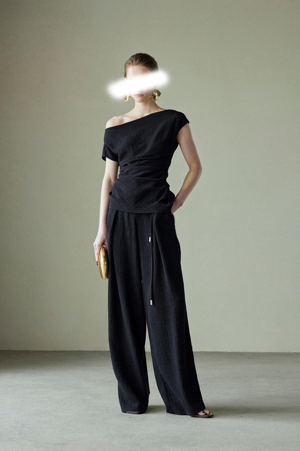 時髦精 皺皺布露肩上衣+高腰直筒褲(黑/白)(2件組)