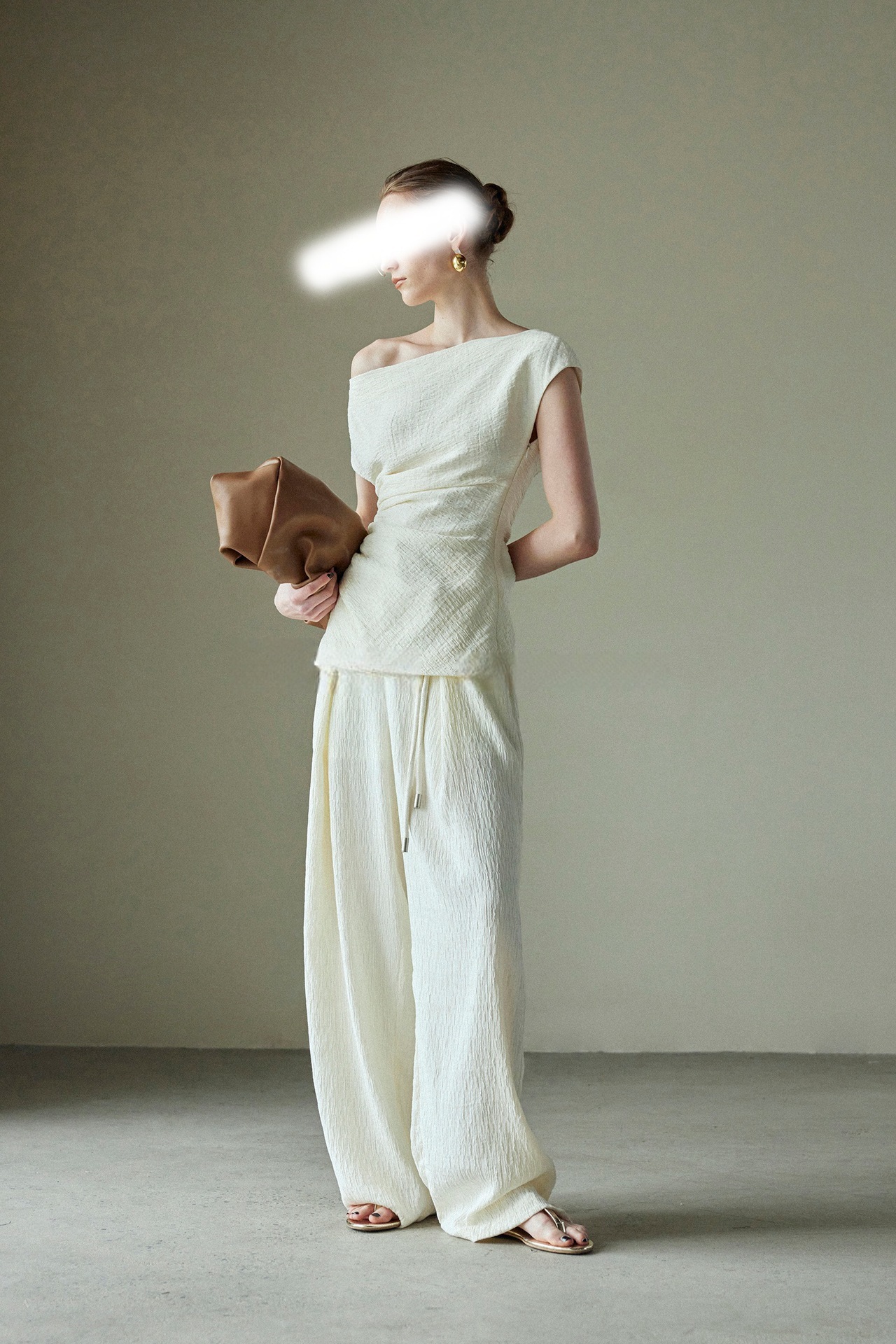 時髦精 皺皺布露肩上衣+高腰直筒褲(黑/白)(2件組)