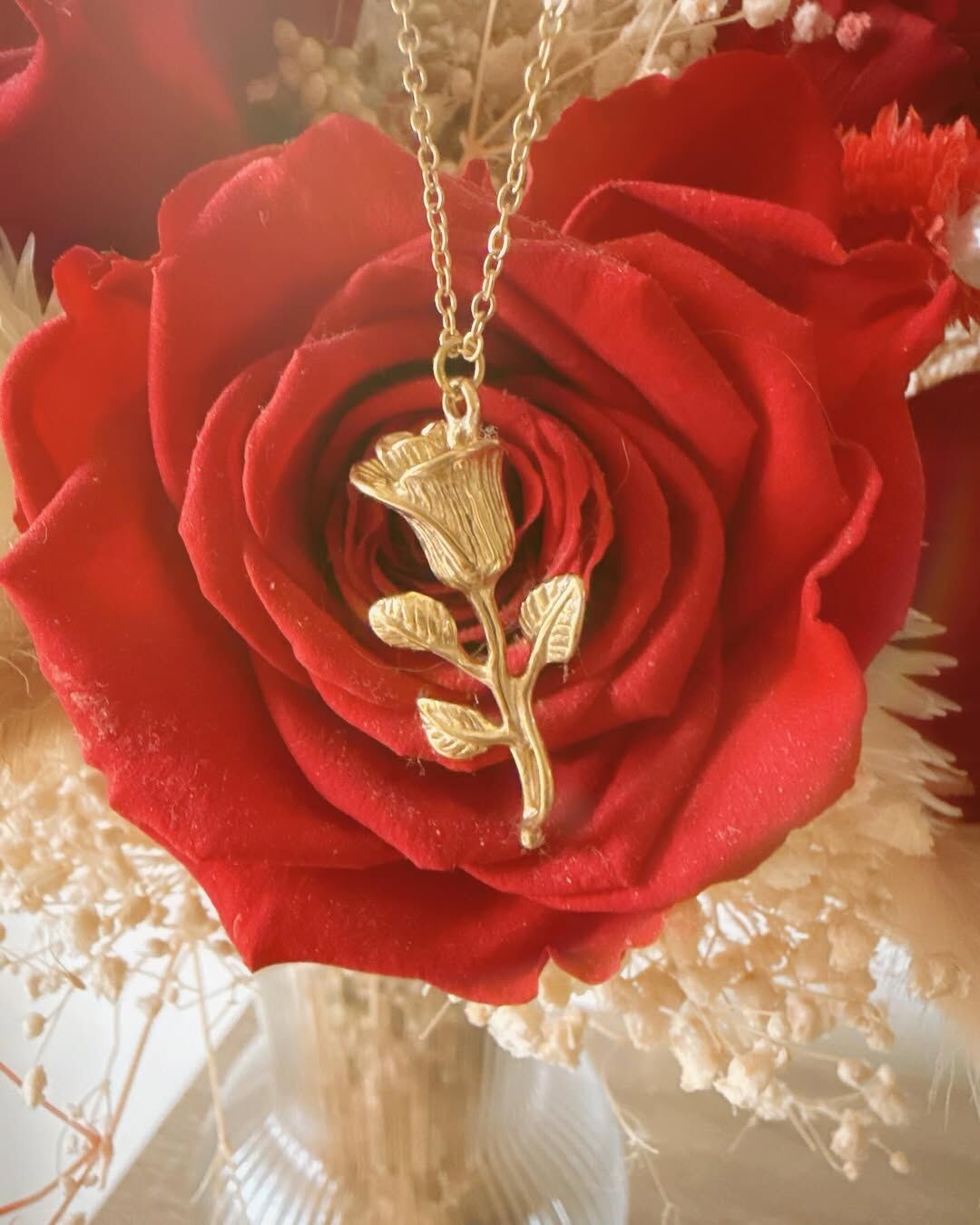 格林童話小王子的玫瑰裡面 無論他的玫瑰花開心、任性、或沈默不語 小王子👑依舊每天傾聽她、細心灌溉、為她擋風、用玻璃罩避雨、除掉花上面所有的蟲,不讓她受一點傷害 因為這朵玫瑰花,是他遇見的五千多朵玫瑰花裡面 於他來說,她是宇宙獨一無二的一朵玫瑰花🌹 這也許是大多數人都嚮往的愛情 想要當他那朵獨一無二的玫瑰花,被堅定的選擇 但我覺得我們也可以當那位小王子唷✨ 你自己就是宇宙的獨一無二.ᐟ.ᐟ 每天細心呵護的灌溉自己、照顧自己 在一些選擇中,也學習堅定的選擇自己 你也會長成最美、最重要的那朵玫瑰花✨